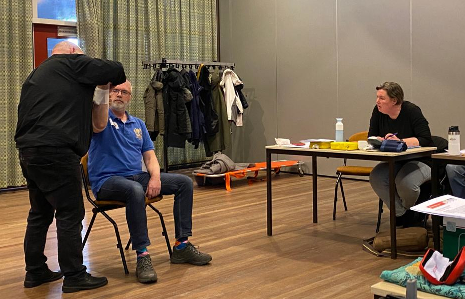 Oefenen tijdens een EHBO cursus in Montfoort